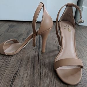 Nude/tan strappy heals